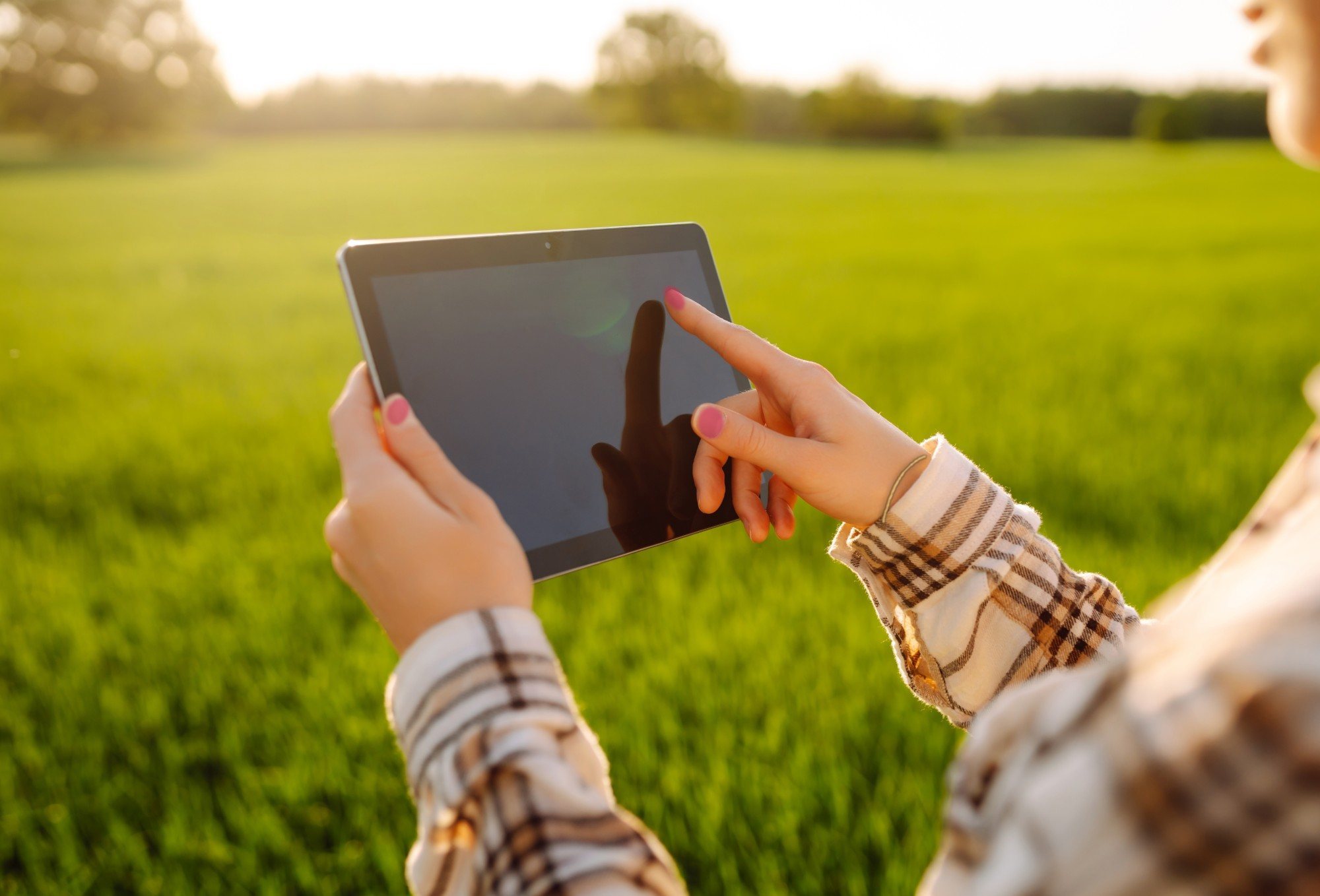 Tabletin ekranına dokunan bir el